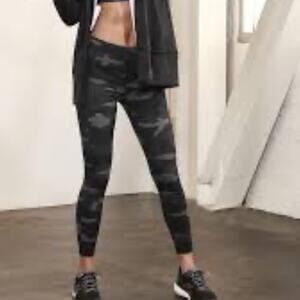 Athleta Black CAMO CONTENDER 7/8 TIGHT IN POWERLIFT